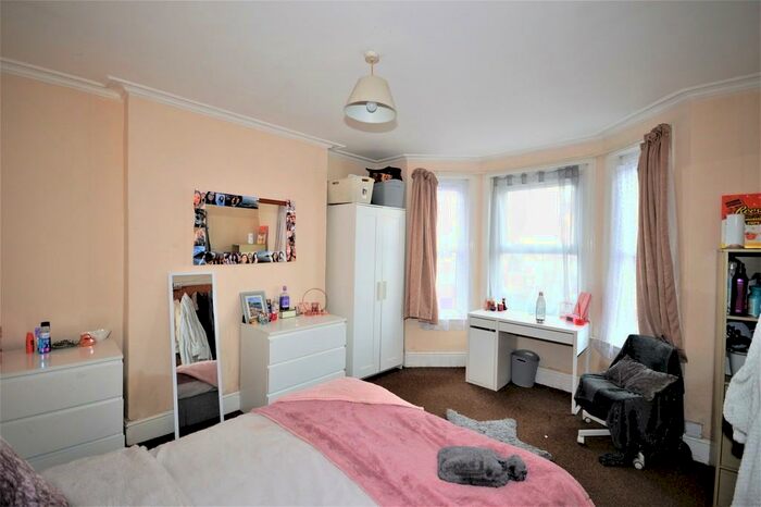 5 Bedroom Detached House To Rent In Sedgley Road, Winton, BH9