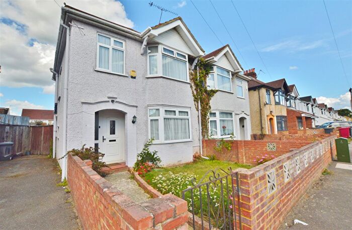 3 Bedroom Semi-Detached House For Sale In Lake Avenue, Slough, SL1