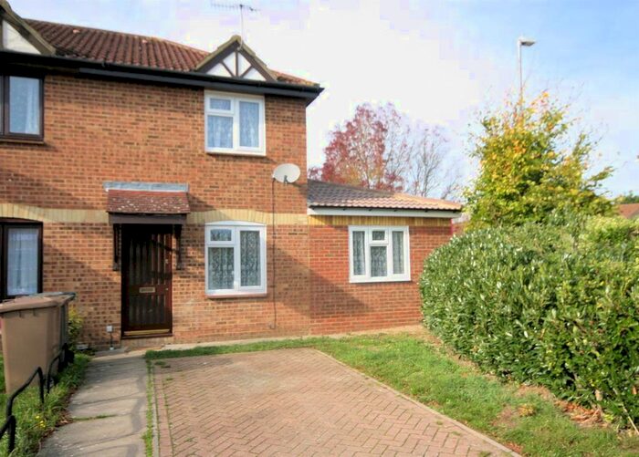 3 Bedroom End Of Terrace House To Rent In Elveden Close, Bushmead, Luton, LU2