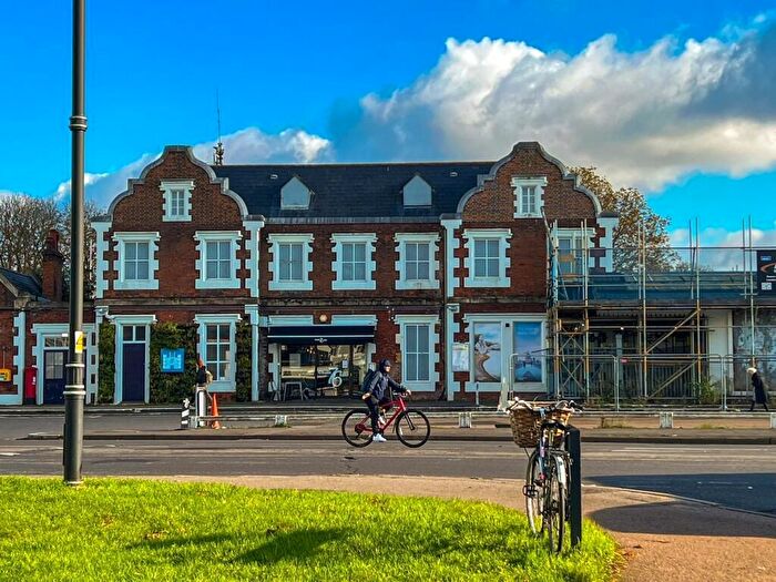 2 Bedroom Apartment For Sale In Hampton Court Parade, East Molesey, KT8