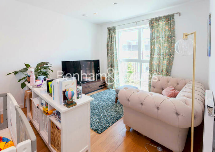 3 Bedroom Apartment To Rent In Prospect Row, Stratford, E15