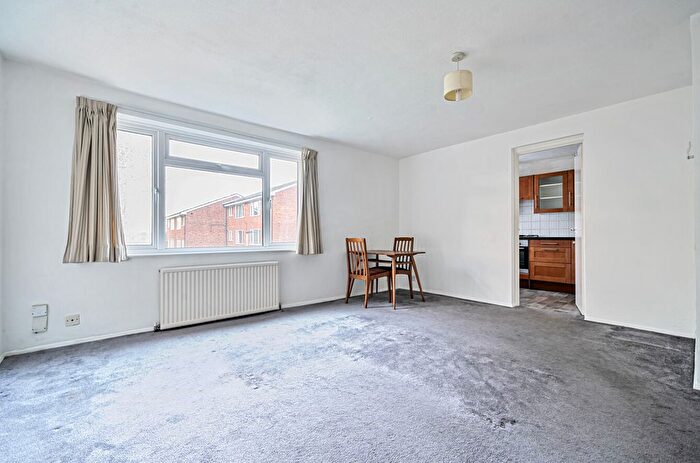 2 Bedroom Flat To Rent In Dyke Drive, Orpington, Kent, BR5