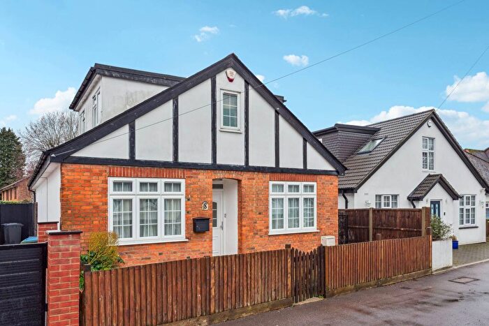 4 Bedroom Detached House For Sale In Louvain Way, Watford, WD25
