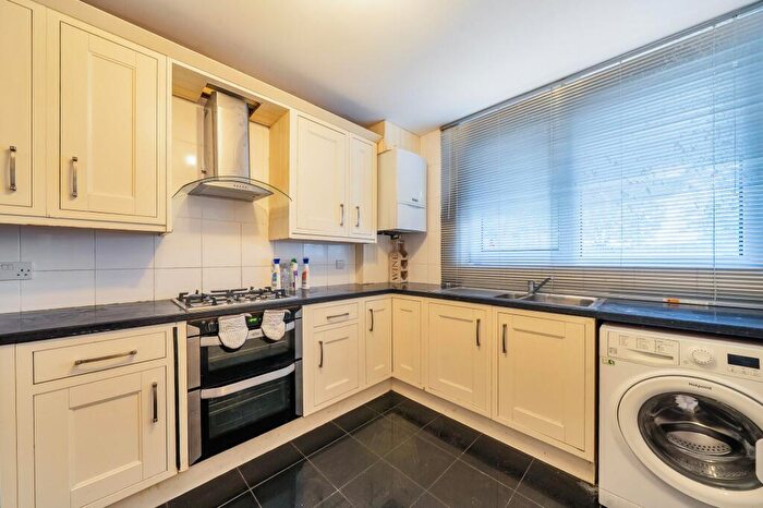 3 Bedroom Flat To Rent In Dryfield Walk, London, SE8
