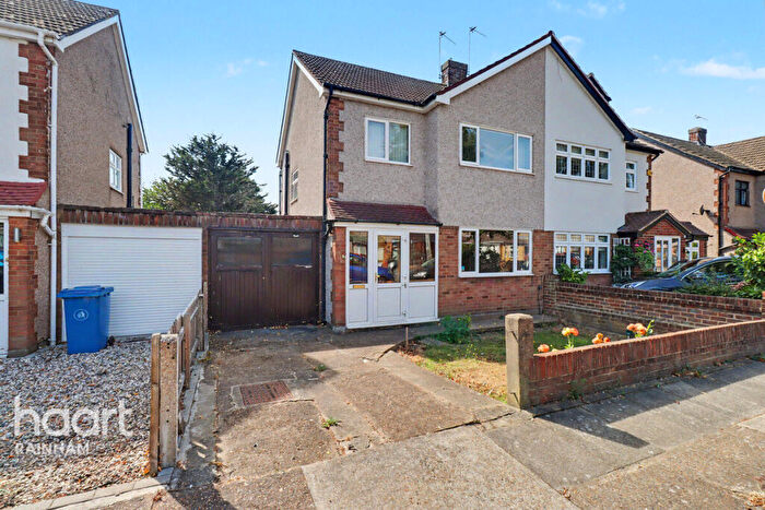 3 Bedroom Semi Detached House For Sale In Kenway, Rainham, RM13