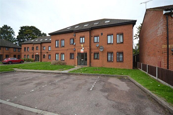 2 Bedroom Flat For Sale In Cavalier Close, Luton, Bedfordshire, LU3