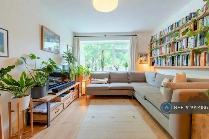 2 Bedroom Flat To Rent In Grange Court, London, SE15