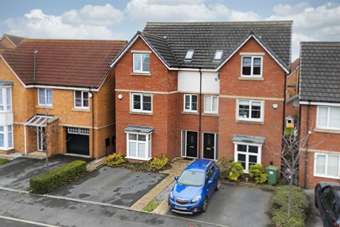 4 Bedroom Semi Detached House For Sale In Weavers Way, Scholes, Cleckheaton, BD19