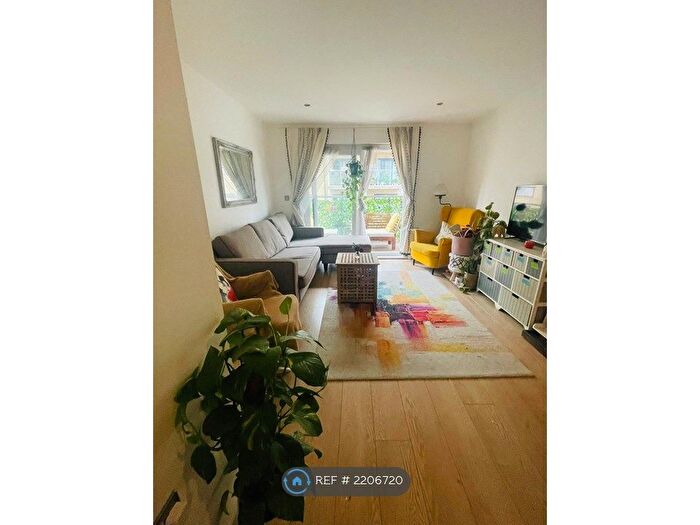 2 Bedroom Flat To Rent In Priory Court, Romford, RM7