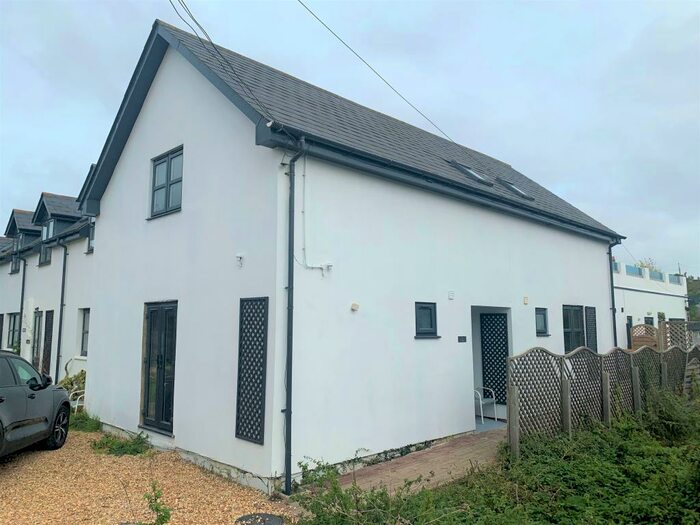 3 Bedroom Apartment To Rent In Coastguard Lane, Freshwater, PO40