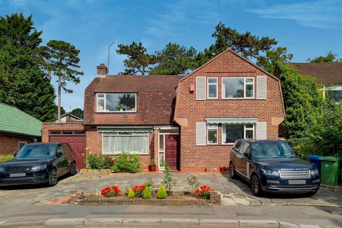 3 Bedroom Detached House To Rent In Ben Hale Close, Stanmore, HA7