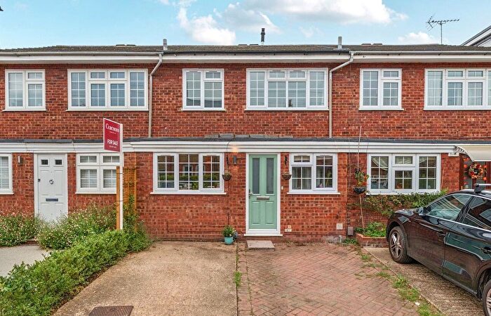 3 Bedroom Detached House For Sale In Sunnyside Road, Teddington, TW11