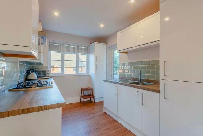 2 Bedroom Flat To Rent In Park Gardens, Kingston Upon Thames, KT2