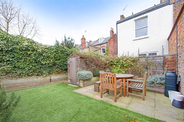 2 Bedroom Apartment For Sale In Yerbury Road, London, N19