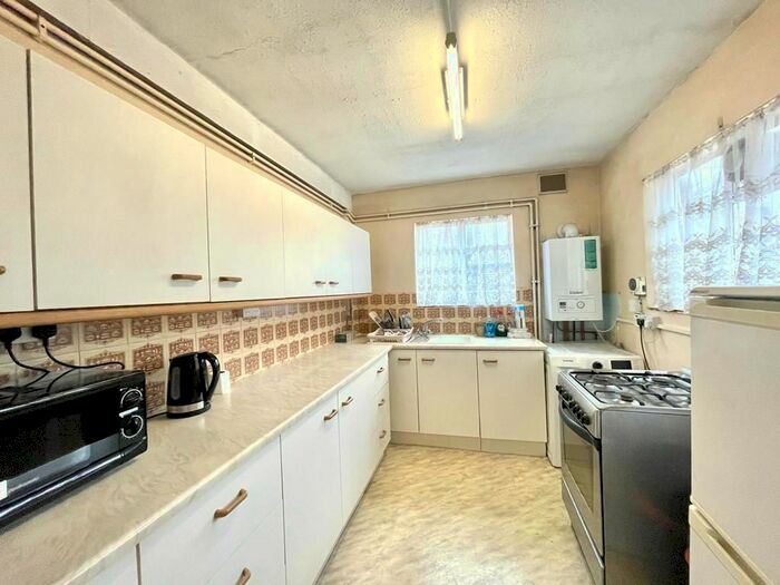 3 Bedroom Flat To Rent In Churchway, London, NW1