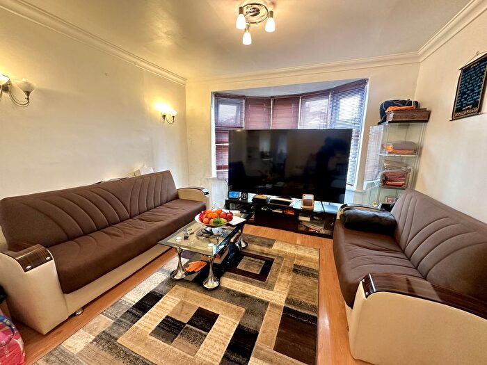 4 Bedroom Semi-Detached House To Rent In Marlow Gardens, Hayes, Greater London, UB3