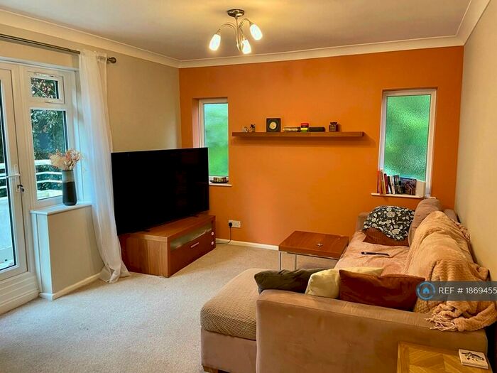 2 Bedroom Flat To Rent In West Cliff Court, Bournemouth, BH4
