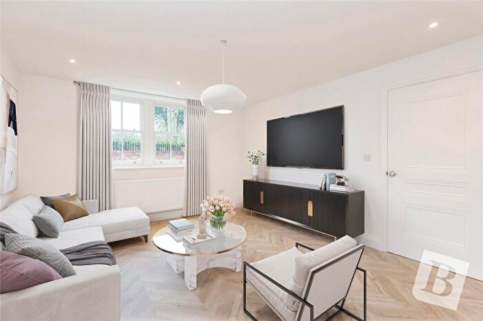 3 Bedroom Detached House For Sale In Pound Lane, Laindon, Basildon, Essex, SS15