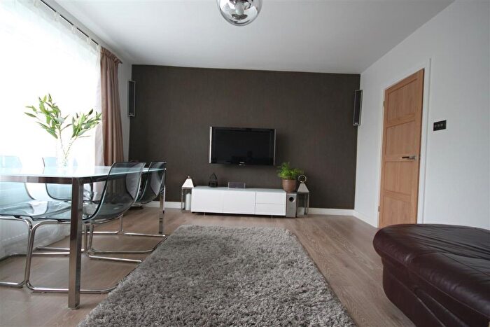 2 Bedroom Flat To Rent In Inner Park Road, London, SW19