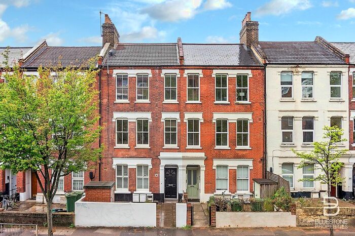 3 Bedroom Flat To Rent In Coldharbour Lane, London, SE5