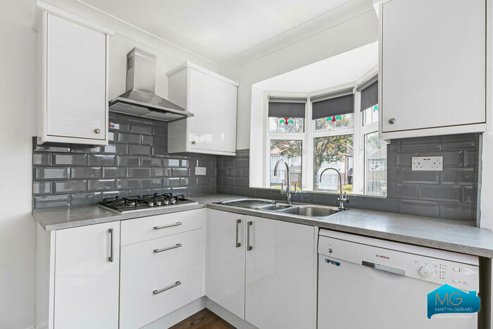 3 Bedroom Apartment To Rent In Osidge Lane, Southgate, London, N14