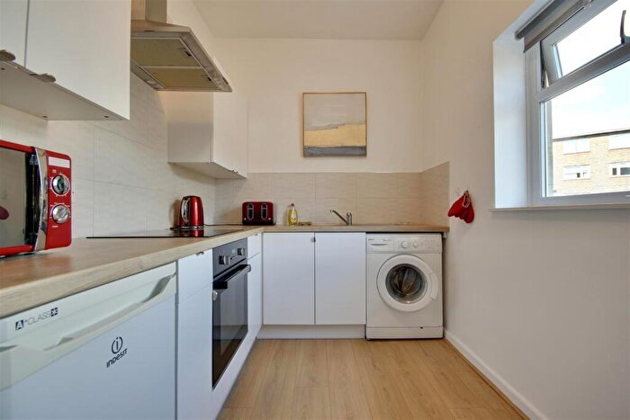 1 Bedroom Apartment To Rent In South Parade, Southsea, PO4