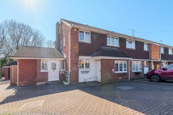 4 Bedroom Semi-Detached House To Rent In Rangewood Avenue, Reading, RG30