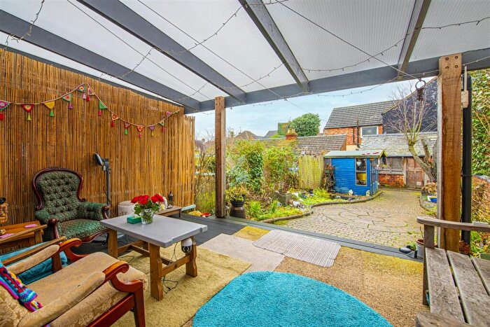 3 Bedroom Terraced House For Sale In Rockingham Road, Kettering, NN16