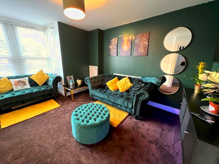 3 Bedroom Flat To Rent In Balmoral Road, Gillingham, ME7