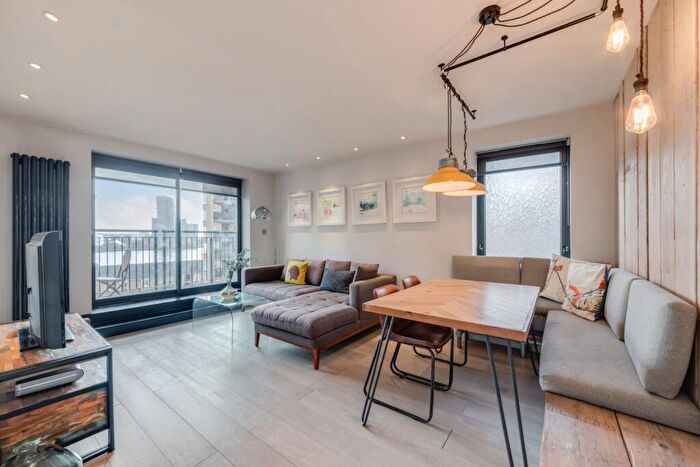 2 Bedroom Flat To Rent In Sail Court, Newport Avenue, E14