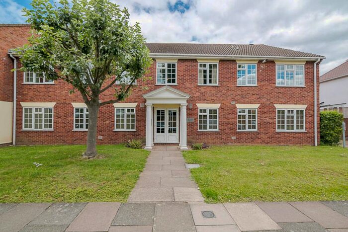 1 Bedroom Flat For Sale In Bonser Road, Twickenham, TW1
