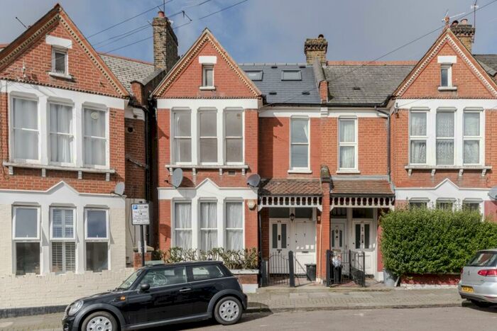 3 Bedroom Flat To Rent In Lynn Road, London, SW12