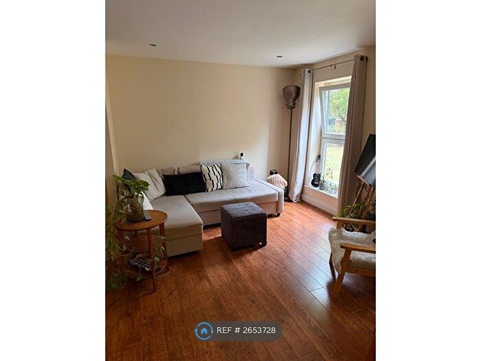 1 Bedroom Flat To Rent In Pembroke House, London, SW4
