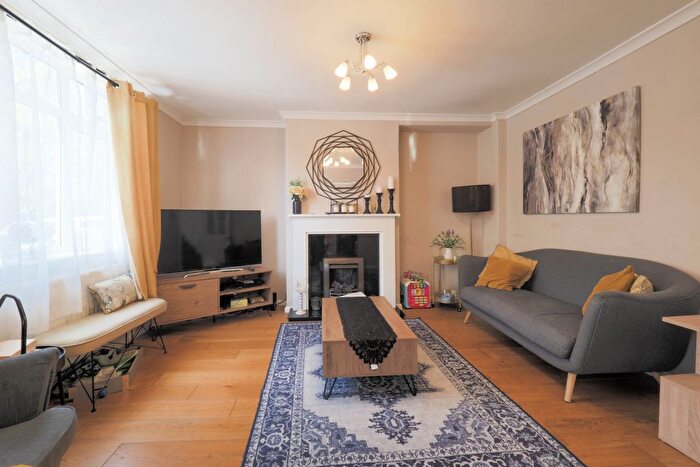 3 Bedroom Semi-Detached House To Rent In Gammons Lane, Watford, WD24