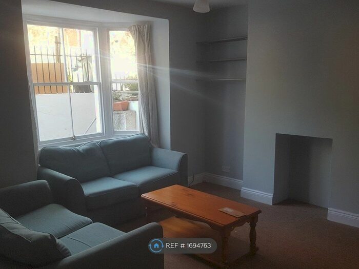 2 Bedroom Flat To Rent In Haselrigge Road, London, SW4