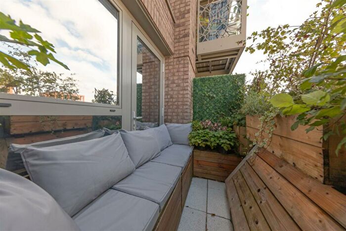 2 Bedroom Apartment For Sale In Shipbuilding Way, Upton Park, E13