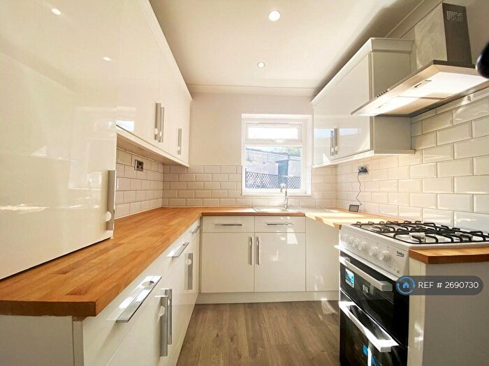 3 Bedroom End Of Terrace House To Rent In Carlton Road, Barnsley, S71