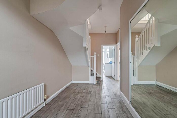 4 Bedroom Flat For Sale In Holloway Road, Islington, London, N7