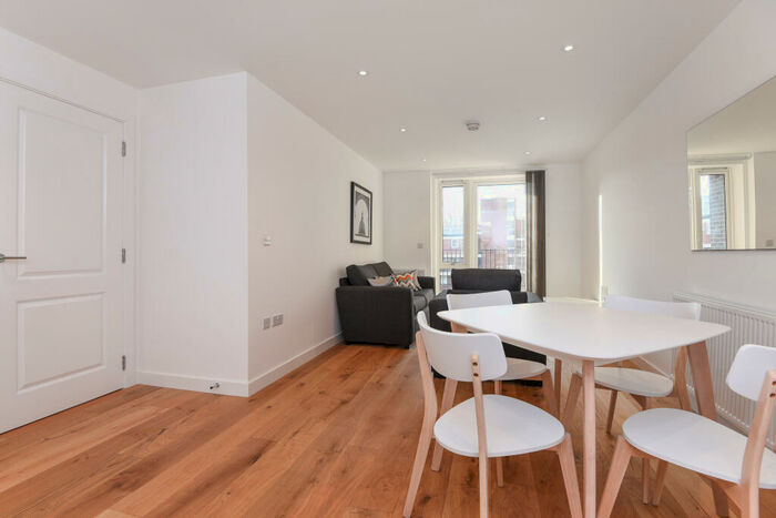 2 Bedroom Flat To Rent In Canoe Walk, London, E14