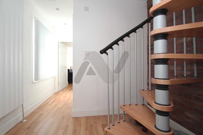3 Bedroom Flat To Rent In Mackenzie Road, Caledonian Road, London, N7