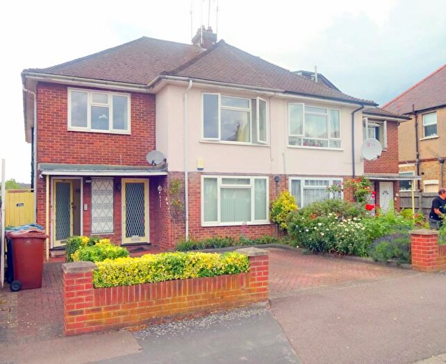 3 Bedroom Maisonette To Rent In Pinner View, Harrow, Middlesex, HA1