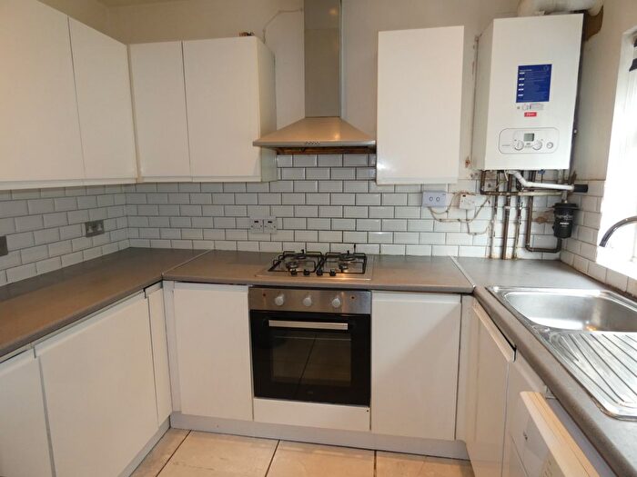 5 Bedroom Semi Detached House To Rent In Runley Road, Luton, LU1
