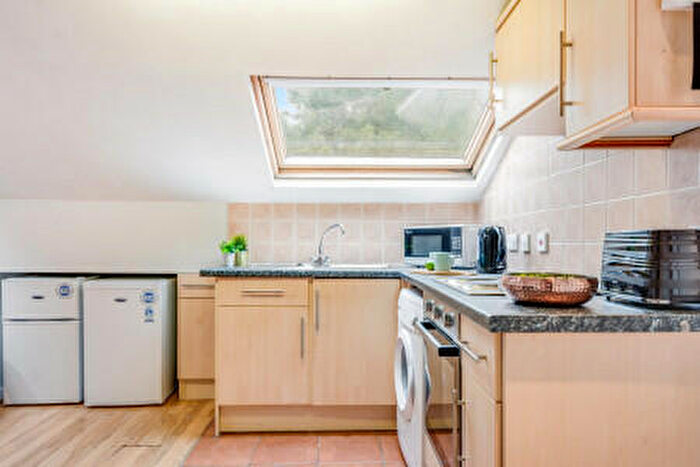 2 Bedroom Flat To Rent In Burley Road, Leeds, LS4
