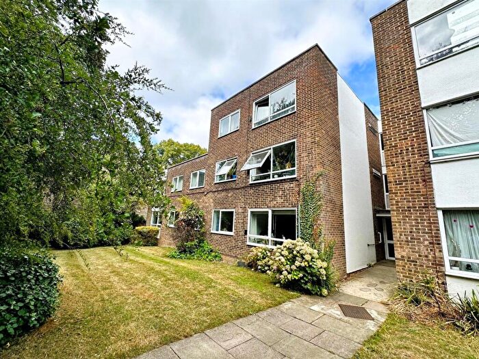 2 Bedroom Flat To Rent In Willow Grove, Chislehurst, BR7