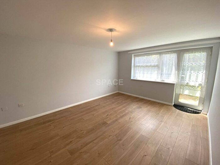 2 Bedroom Flat To Rent In Langdale Gardens, Reading, RG6