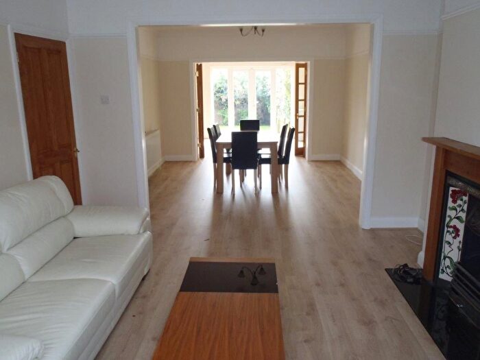 4 Bedroom Semi-Detached House To Rent In Linkside, London, N12