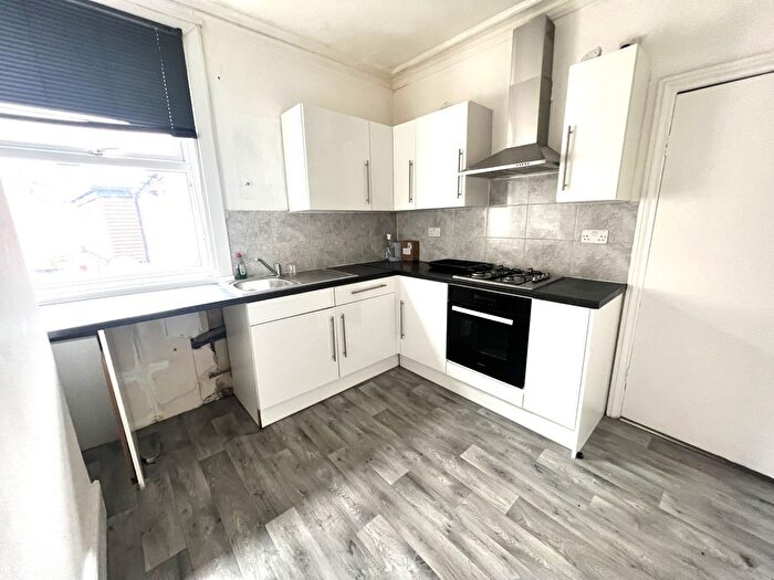 2 Bedroom Flat To Rent In Portland Road, South Norwood, London, SE25