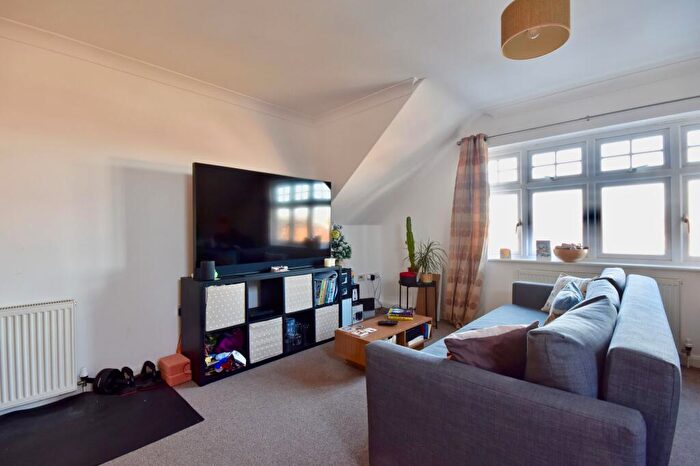 1 Bedroom Flat For Sale In Clements Mead, Leatherhead, KT22
