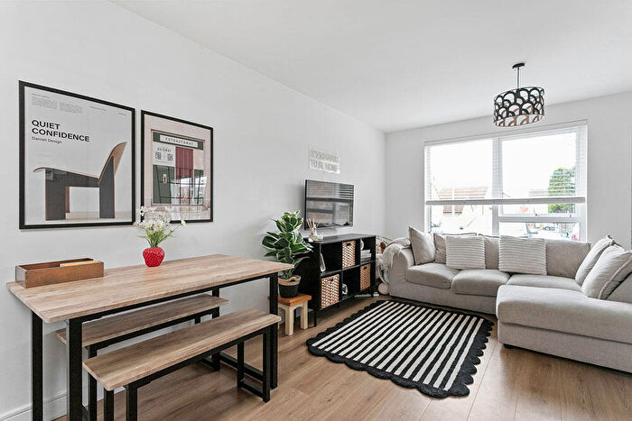 2 Bedroom Ground Maisonette For Sale In Fosters Close, Latchett Road, South Woodford, E18