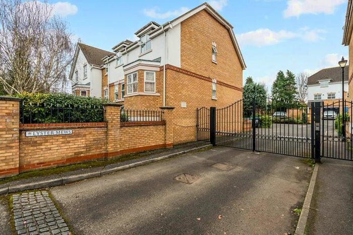 2 Bedroom Flat To Rent In Lyster Mews, Cobham KT11